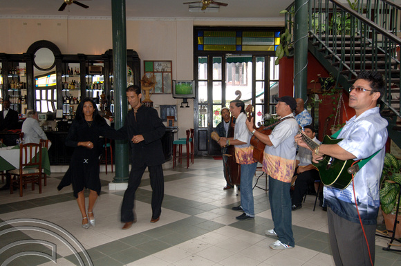 TD01348. Salsa dancing in a bar on the edge of Plaza Veija in old Havana. Cuba. 15.1.06.