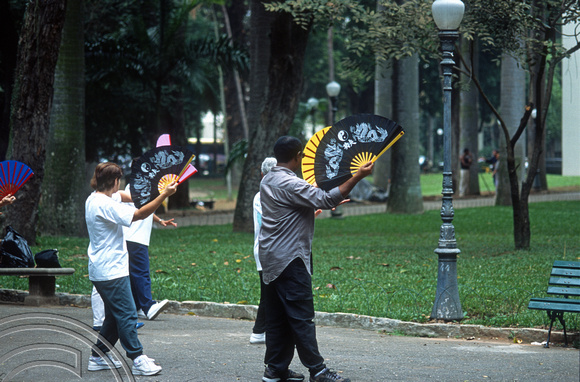 T13466. People practising Tai Chi. Parque do Catete. Rio de Janeiro. Brazil. 6.8.2002