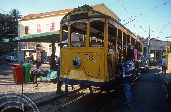 T13519. Tram 8 waiting for passengers. Santa Teresa. Rio de Janeiro. Brazil. 7.8.2002