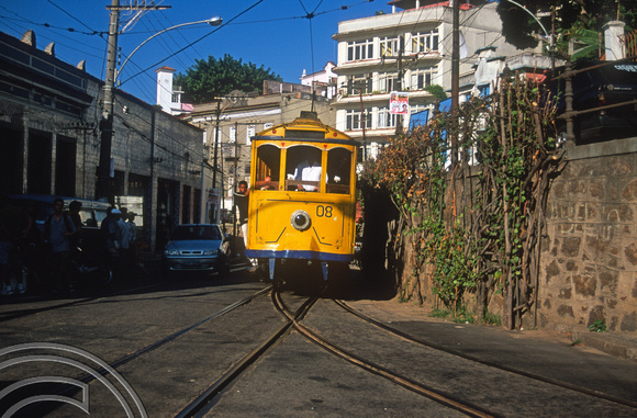 T13516. Tram 8 arriving from the city. Santa Teresa. Rio de Janeiro. Brazil. 7.8.2002
