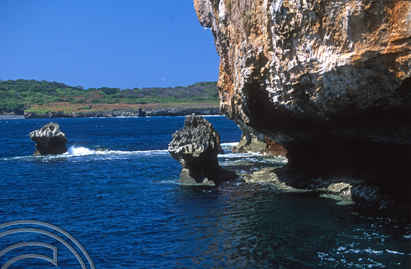 T13773. Eroded cliffs. Fernando de Noronha. Brazil. 15.08.2002