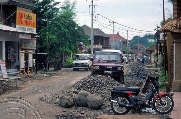 T5137. Relaying Monkey Forest Rd. Ubud. Bali. Indonesia. January 1995