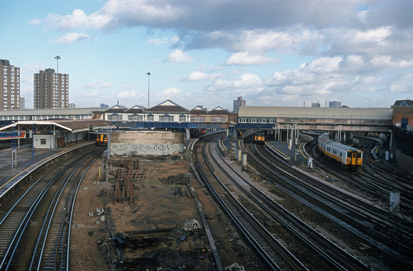 08766. Looking down 0n the station. Clapham Junction. 26.01.2001