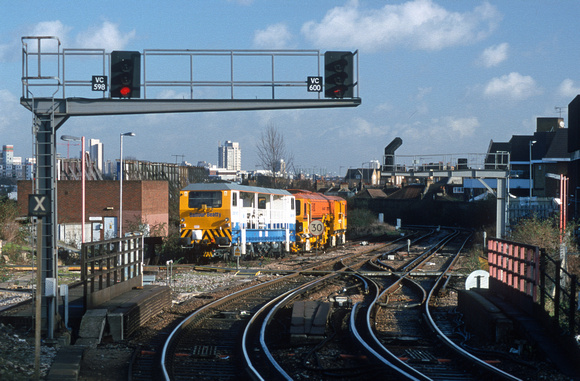08763. Looking down the West London lines. Clapham Junction. 26.01.2001