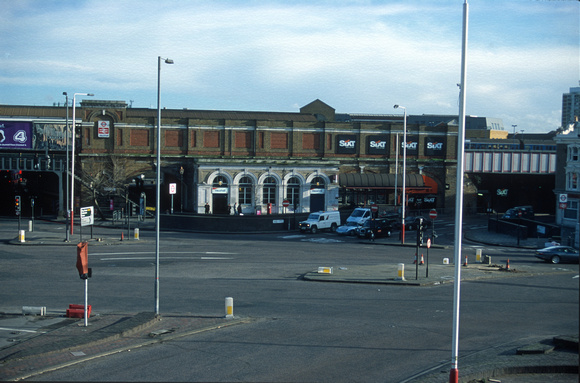 08740. Station exterior. Vauxhall. 25.01.2001