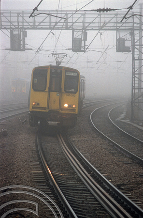 08791. 313052. 11.38 Moorgate - Welwyn GC in fog. Harringay. 01.02.2001
