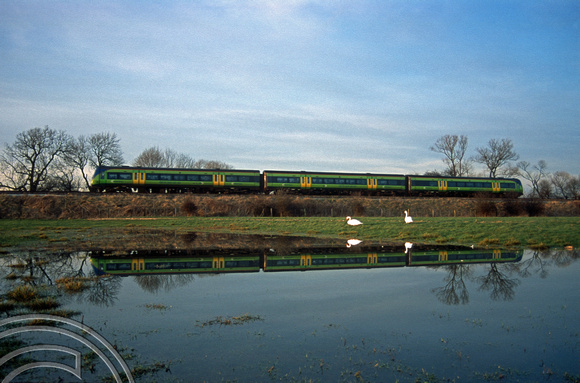 08872. Central Trains Class 170. Washstones Level Crossong. 13.02.2001