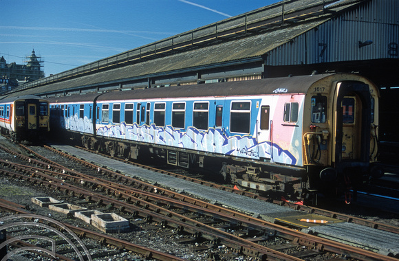 08927. 1617. Stored and covered in graffiti. Clapham Junction. 25.02.01