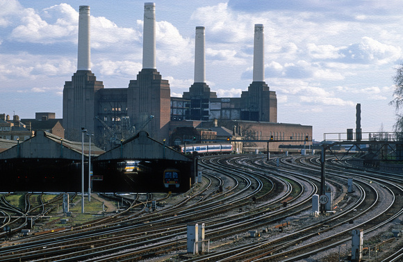 08959. Battersea power station and approaches to London Victoria. 25.02.01