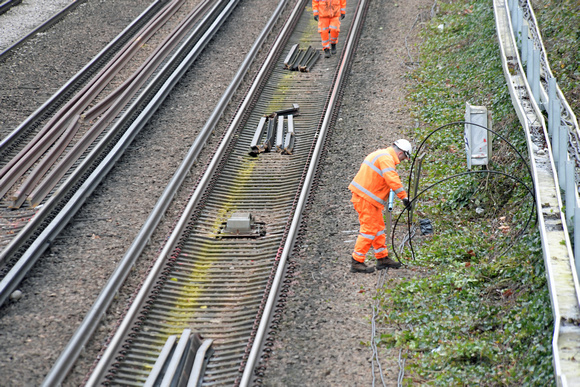 DG364317. Resignalling work on the Southern mainline. Wandsworth Common. 30.12.2021.