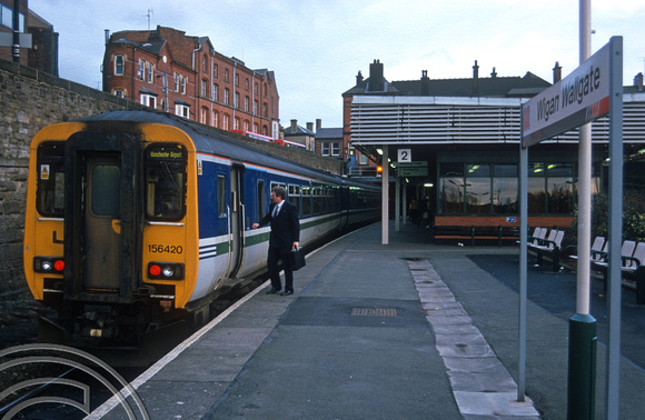 09036. 156420. 17.15 to Manchester Airport. Wigna  Wallgate. 09.03.01