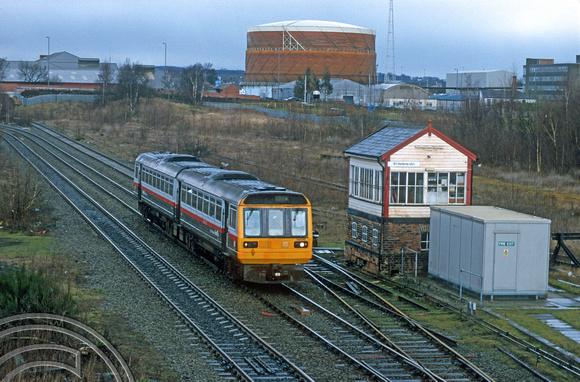 09055. 142010 and St Helens Central signalbox. 12.03.01