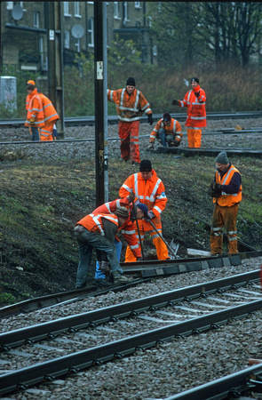 09225. Workers removing scrap rail. Finsbury Park. 14.04.2001