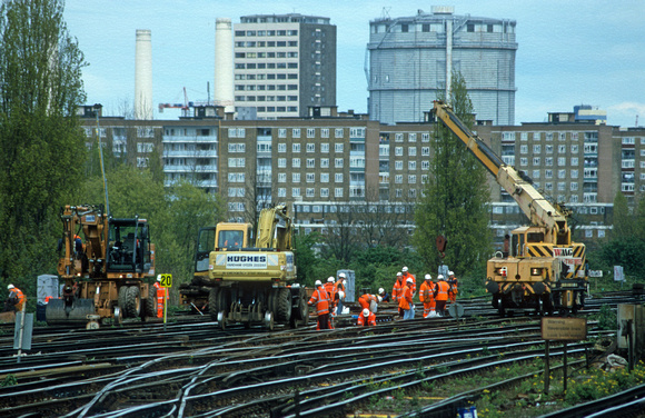 09275. Relaying track. Clapham Junction. 29.04.2001