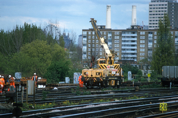 09268. Relaying track. Clapham Junction. 29.04.2001