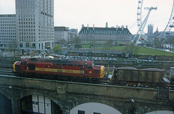 09265. 37042. Seen from the Royal Festival Hall. Charing Cross. 29.04.2001
