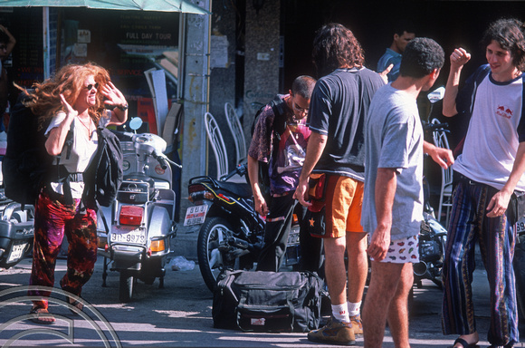 T7260. Israeli travellers meet. Khao San Rd. Bangkok. Thailand. May 1998