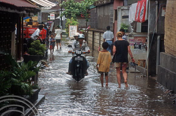 T5211. Poppies Gang flooded. Kuta. Indonesia. 14th January 1995.