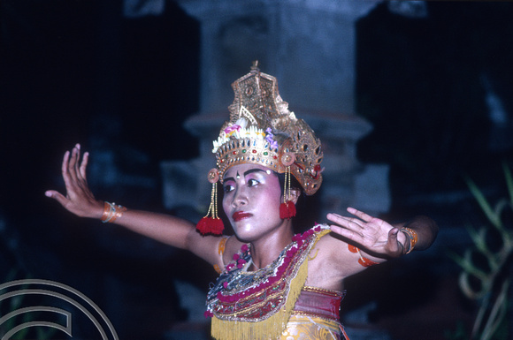 T5181. Balinese dancers. Ubud. Bali. Indonesia. January 1995