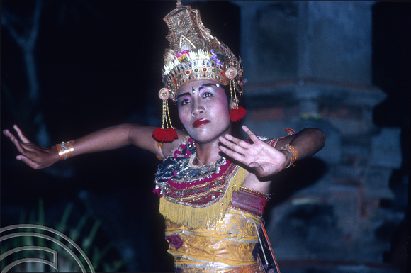 T5182. Balinese dancers. Ubud. Bali. Indonesia. January 1995