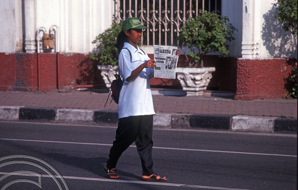 T7481. Students selling newspapers. Medan. Sumatra. Indonesia. 13th July 1998