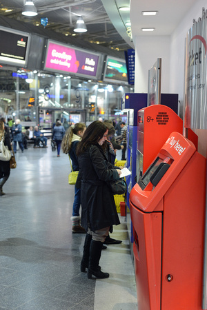 DG200659. Pax buying tickets from machines. Manchester Piccadilly. 12.11.14.