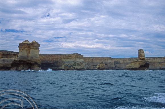 T8561. Boat trip around the Twelve Apostles. Victoria. Australia. 5th January 1999.