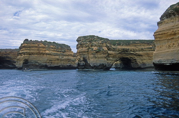 T8562. Boat trip around the Twelve Apostles. Victoria. Australia. 5th January 1999.