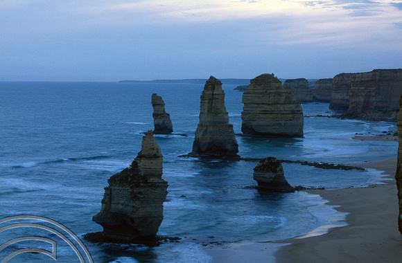 T8587. The Twelve Apostles. Great Ocean Rd. Victoria. Australia. 4th January 1999.