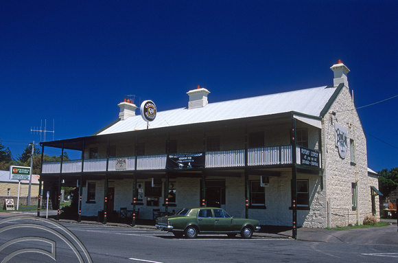 T8595. The Royal Oak pub. Port Fairy. Victoria. Australia. 8th January 1999.
