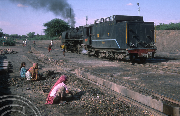 FR0064. YG 2-8-2 No 3511. Women picking coal from ashes. Jaipur. Rajasthan. India. 30.10.1991