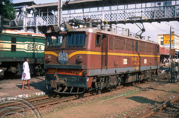 FR0285. YAM1 21915. Coming off the Kudal Express. Villapuram. Tamil Nadu. India. 27th January 1998