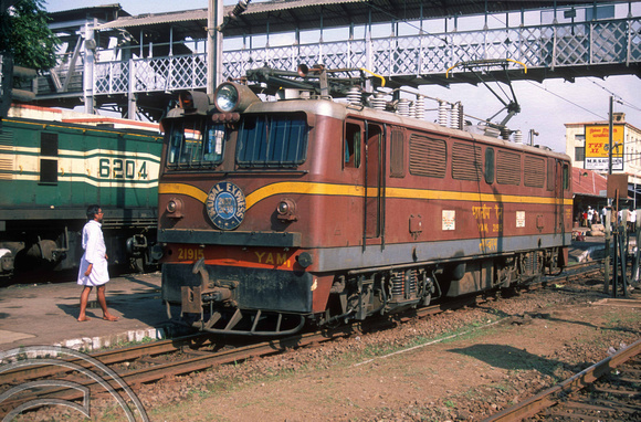 FR0285. YAM1 21915. Coming off the Kudal Express. Villapuram. Tamil Nadu. India. 27th January 1998crop