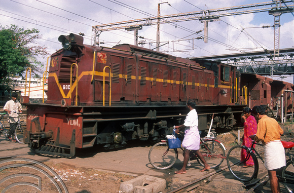 FR0286. YDM2 No 2020. Station pilot. Villapuram. Tamil Nadu. India. 27th January 1998