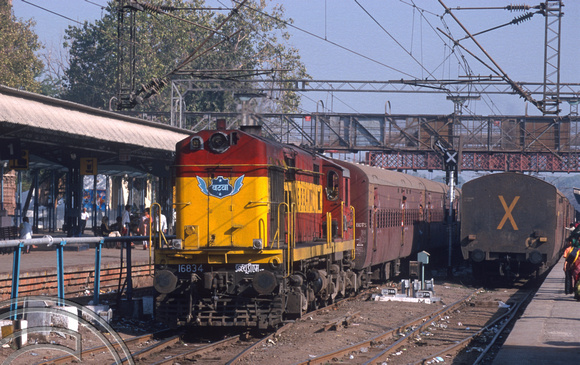 FR0592. WDM2 No 16834. Viramgan - Mumbai Express. Ahmedabad. Gujarat. India. 21.02