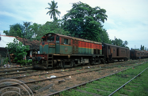 FR0712. M7 No 802. (Brush 845 0f 1981). Shunting its train. Matara. Sri Lanka. 28.12.2002