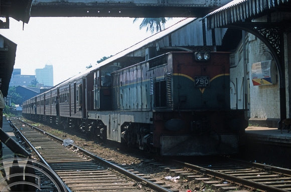 FR0718. M6 No 790. Kompanna Vidiya. Colombo. Sri Lanka. 28.12.2002