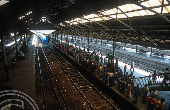 FR0722. Looking down on the platforms. Fort station. Colombo. Sri Lanka. 29.12.2002