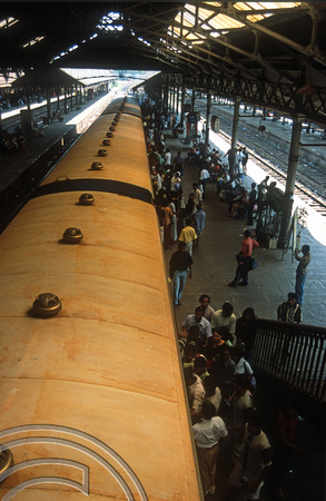 FR0724. Looking down on the platforms. Fort station. Colombo. Sri Lanka. 29.12.2002