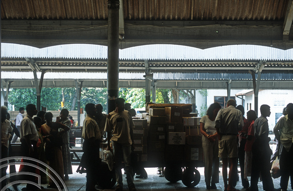 FR0735. Passengers. Fort station. Colombo. Sri Lanka. 30.12.2002