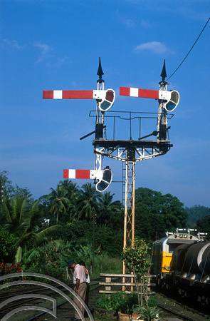 FR0750. Bracket Semaphore signals. Peradeniya Junction. Sri Lanka. 31.12.2002
