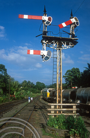 FR0756. M9 No 867 and semaphore signal. Peradeniya Junction. Sri Lanka. 31.12.2002