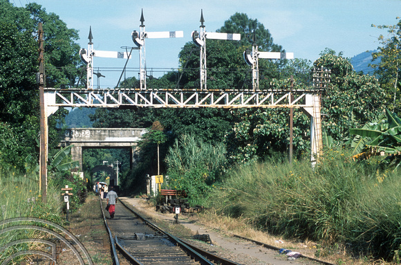 FR0772. Signal gantry.  Peradeniya Junction. Sri Lanka. 31.12.2002