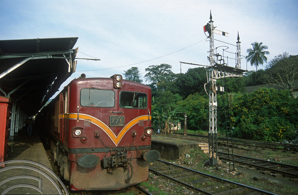 FR0833. M5C No 776 (Hitachi built). With a train to Colombo.  Kandy. Sri Lanka. 01.01.2003
