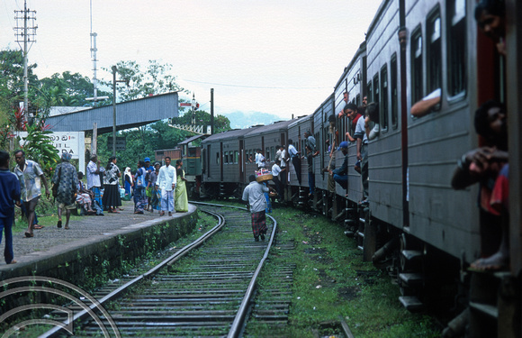 FR0887. Wating for a train to pass. Galboda. Hill railway. Sri Lanka. 06.01.2003