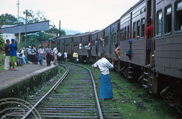 FR0890. Waiting for a train to pass. Galboda. Hill railway. Sri Lanka. 06.01.2003