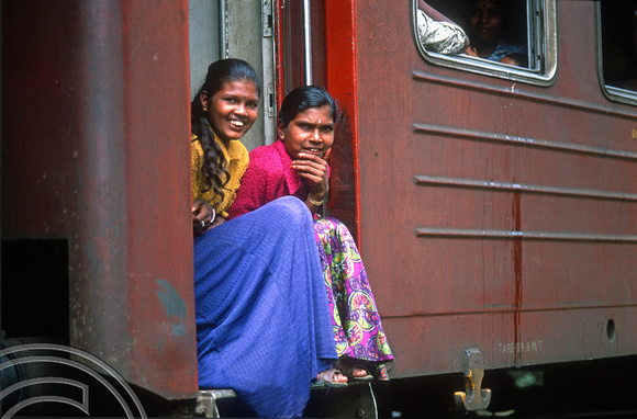 FR0895. Women on the Podi Menike to Badulla. Galboda. Hill railway. Sri Lanka. 06.01.2003