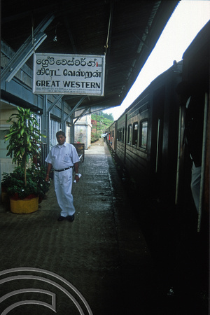 FR0922. Podi Menike to Badulla at the station. Great Western. Hill railway. Sri Lanka. 06.01.2003