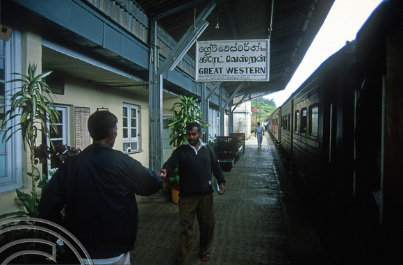 FR0921. Podi Menike to Badulla at the station. Great Western. Hill railway. Sri Lanka. 06.01.2003