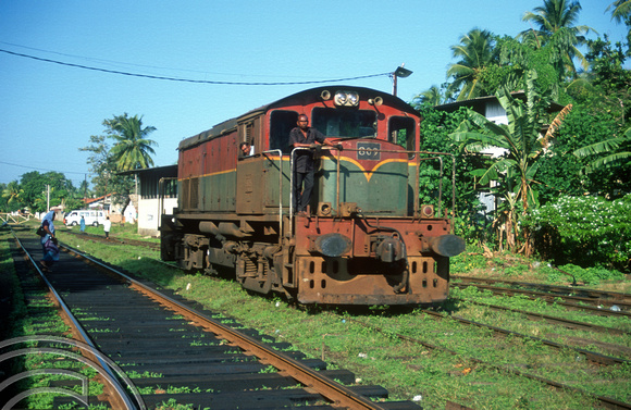 FR0957. M7 No 809 backs onto the 09.15 to Colombo. Matara. Sri Lanka. 14.01.2003